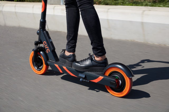 Der E-Scooter von Circ. Das Modell für den deutschen Markt erhält eine zweite Bremse und eine Vorrichtung zum Anbringen der Versicherungsplakette. (Foto: Circ)