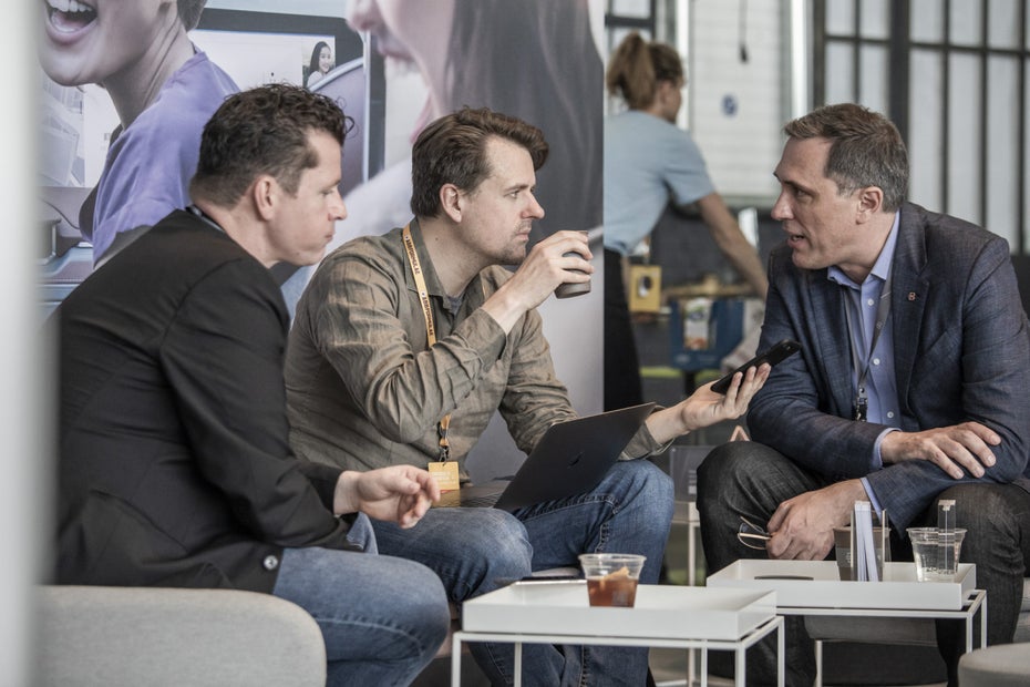 Byton-CEO Daniel Kirchert (rechts) im Gespräch mit t3n.de-Chefredakteur Stephan Dörner. (Foto: Matthias Gottwald)