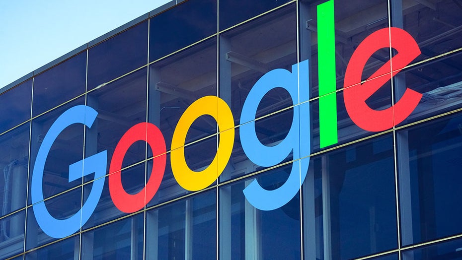Das Google-Logo an einer Glasfassade. Mal wieder wird dem Konzern vorgeworfen, dass er seine Marktmacht missbraucht. (Foto: Shutterstock). 23 Stellenbörsen beschweren sich bei EU über Google for Jobs