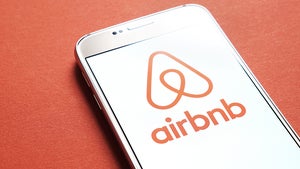 Airbnb kommt trotz Mega-Verlust besser als erwartet durch die Krise