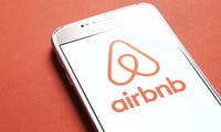 Airbnb kommt trotz Mega-Verlust besser als erwartet durch die Krise
