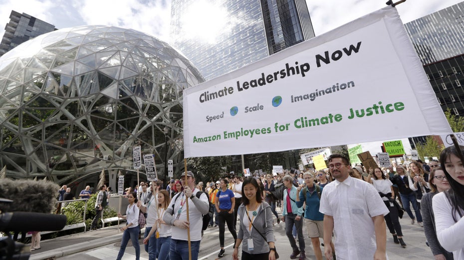 Mitglieder der Mitarbeiterinitiative Amazon Employees for Climate Justice demonstrieren vor den Glaskuppeln von Amazons Spheres in Seattle. (Foto: DPA) Amazon ist zu langsam: Mitarbeiter kritisieren Klimaschutzpläne