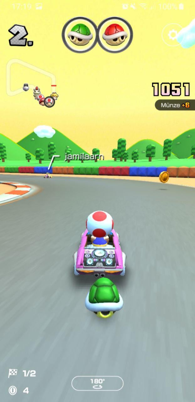 Im Rennen bei Mario Kart Tour.