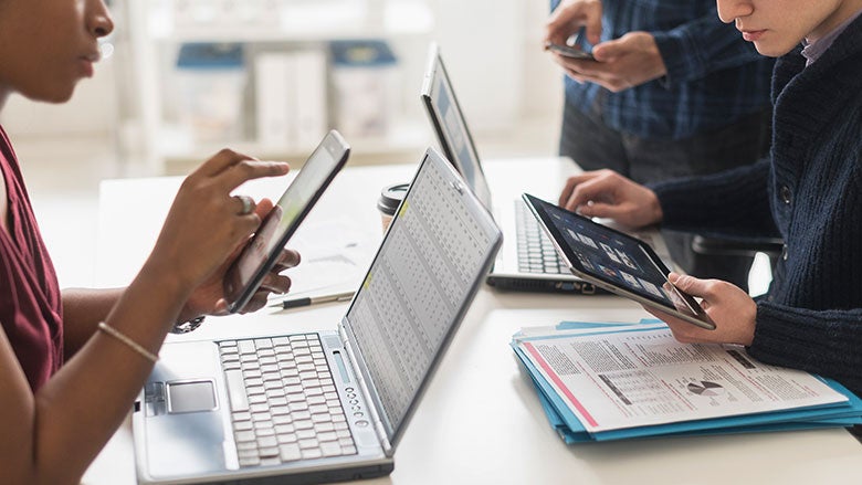 Um am Markt mithalten zu können, müssen Unternehmen mit ihrem digitalen Angebot überzeugen. (Foto: ARAG) Scheiß auf Change: Wie Unternehmen auch ohne das richtige Mindset digital werden
