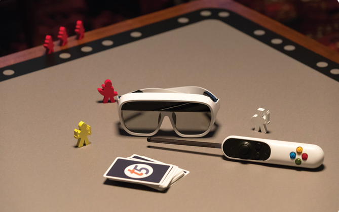 Tilt-Five-Kit aus AR-Brille, Controller, Spielbrett und Spielkarten.