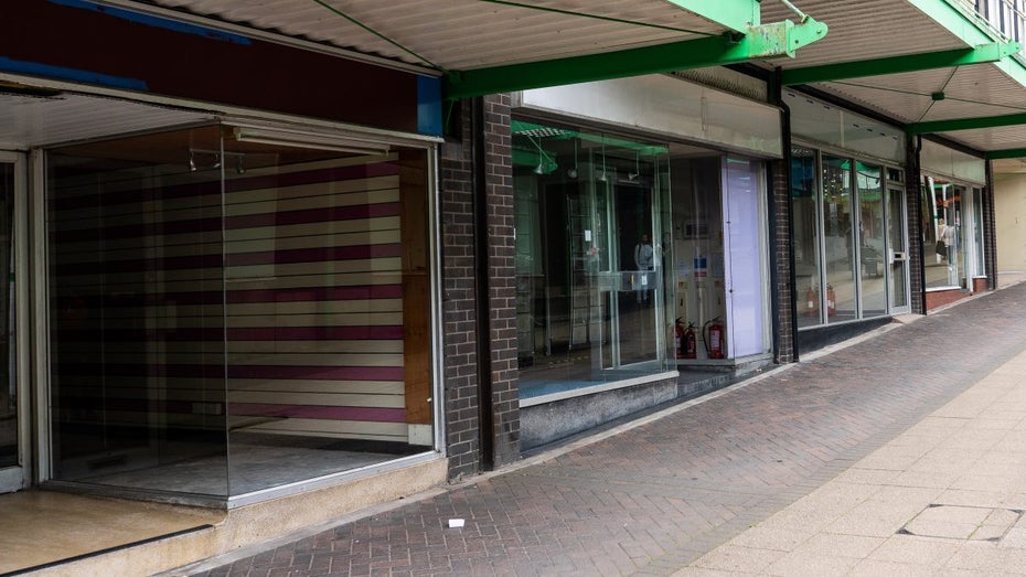 Die digitalen Fähigkeiten nur in der Disziplin Onlinehandel zu verbessern, wird für den Handel nicht reichen.
Im Bild: Verwaiste Einkaufsstraße in Longton, Stoke on Trent, Staffordshire. (Foto: Shutterstock) Status Quo im Handel: Das Märchen vom Retter E-Commerce rächt sich