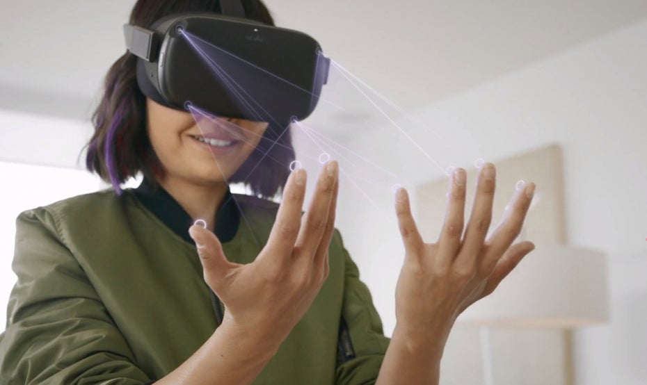 Frau nutzt Hand-Tracking mit der Oculus Quest VR-Brille.