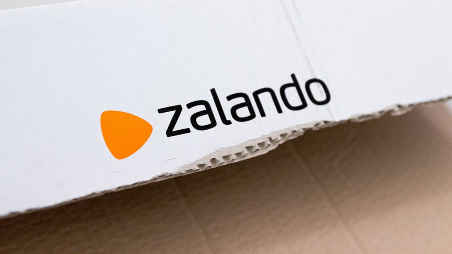 Die Versandboxen bestehen bereits zu 100 % aus recyceltem Papier, nun experimentiert Zalando in nordischen Ländern mit Mehrweg-Versandtaschen (Foto: Shutterstock). Zalando startet Testlauf mit Mehrweg-Versandtaschen von „Repack“