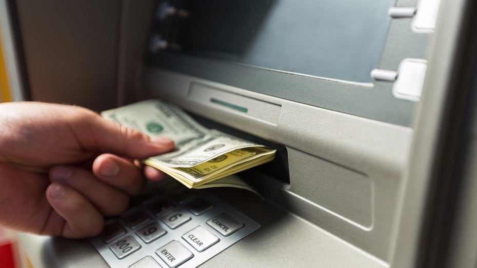 So etwas wie Gratis-Geld gibt es nicht: Das müssen einige US-amerikanische Tiktoker:innen jetzt schmerzhaft erfahren. (Foto: Billion Photos /Shutterstock) Viraler Internet-Trick verspricht unendlich Geld vom Bankautomaten – ist aber Scheckbetrug