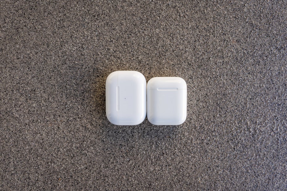 Dreht man das Case der Airpods Pro hochkant, ist es nur etwas länger als das der normalen Airpods. (Foto: t3n)