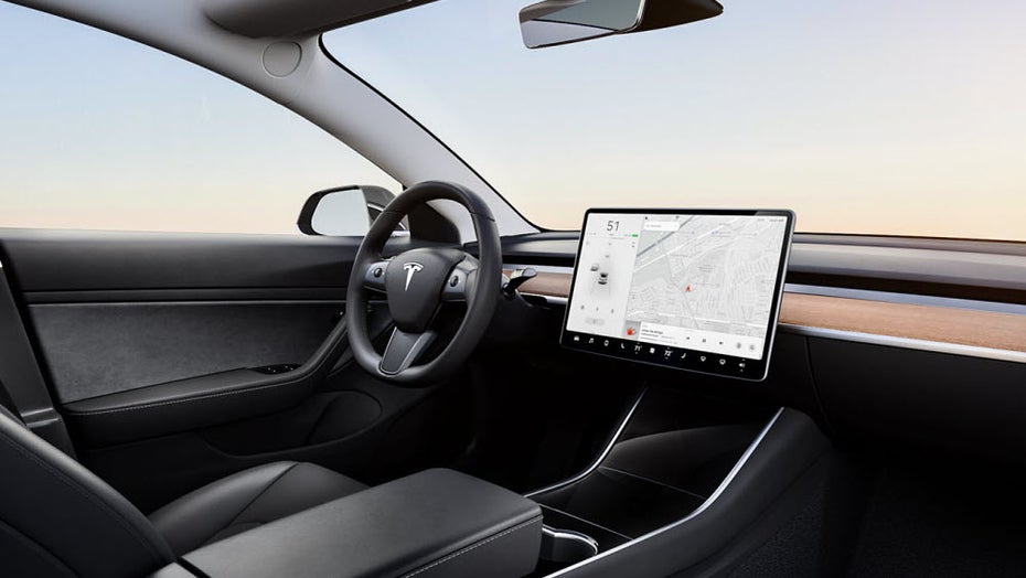 Das minimalistische Cockpit im aktuellen Model 3. (Foto: Tesla) Kein sichtbarer Rand: Tesla verbessert seine Touchscreens