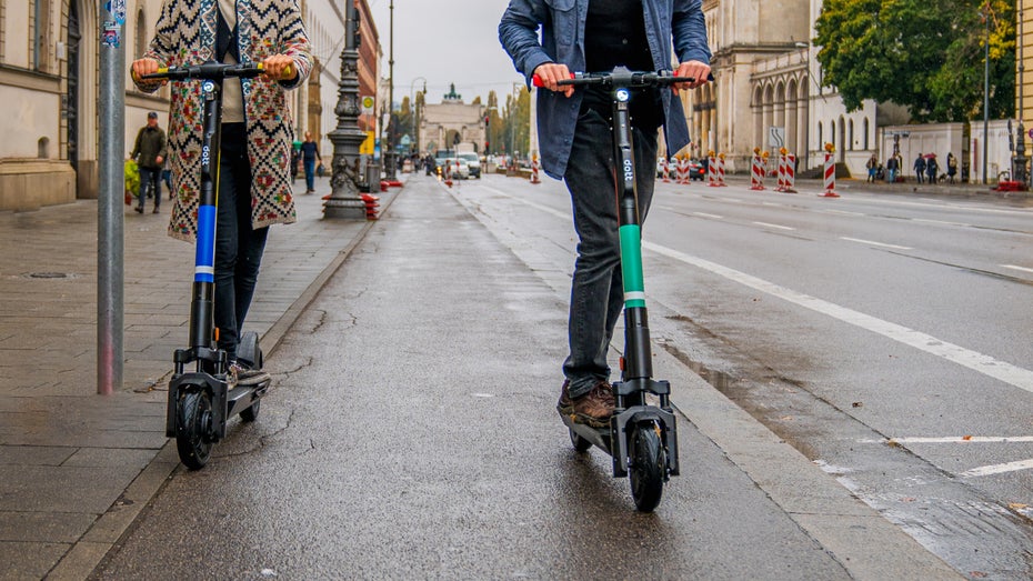 Nicht alle Nutzer halten sich an die Empfehlungen und tragen etwa einen Helm. (Bild: Dott) Strengere Regeln für E-Scooter: Verkehrsgerichtstag fordert Führerschein