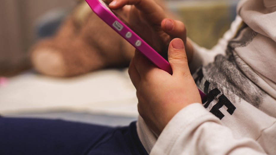 Teenager am Smartphone. (Foto: Shutterstock) Das Human Screenome Project will all eure Smartphone-Aktivitäten aufzeichnen