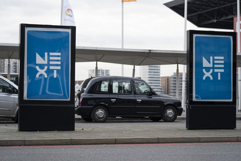 Ein typisches Londoner Taxi zwischen Plakaten für die Google Cloud Next