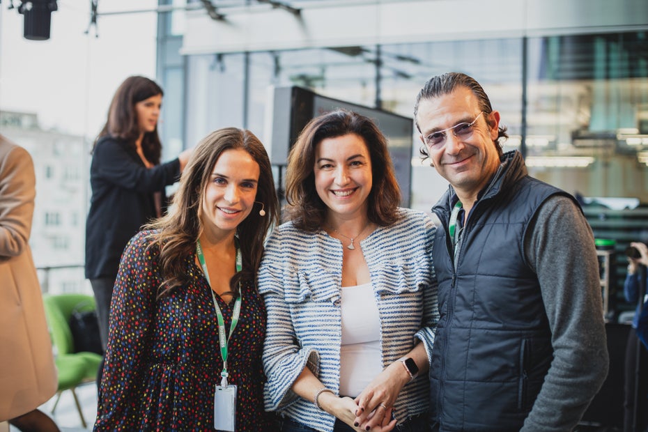 Lea Vajnorsky und Rahmyn Kress mit Staatsministerin Dorothee Bär in der Mitte. (Foto: Carolin Weinkopf)