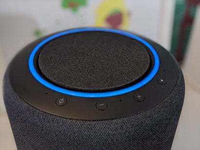Leuchtet der Ring blau, wartet Alexa auf euren Sprachbefehl. (Foto: t3n)