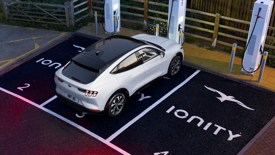 Das Schnellladenetz Ionity hat die höchsten Preise. Doch die Hersteller im Konsortium bieten ihren Kunden häufig günstige Sonderkonditionen. (Foto: Ford) Strompreise an der Ladesäule steigen