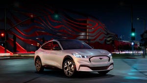 Ford Mustang Mach-E: Der E-SUV macht Teslas Model 3 Konkurrenz