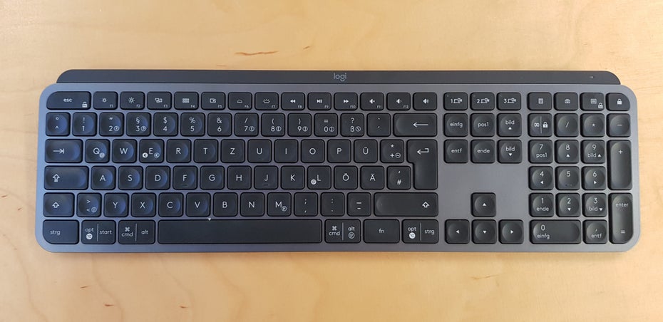 Logitech MX Keys auf Schreibtisch.