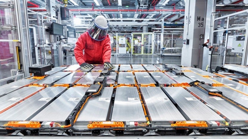 Akkupreise für Elektro-Autos fallen weiter – auf 83 Euro pro Kilowattstunde im Jahresschnitt Akkupreise für Elektro-Autos fallen weiter – auf 83 Euro pro Kilowattstunde im Jahresschnitt
