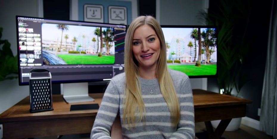 Youtuberjn iJustine mit Käsereibe und Pro-XDR-Display. (Screenshot: iJustine)