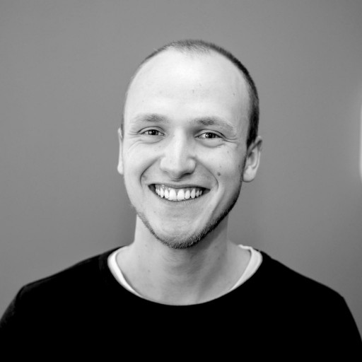 Schwarz-weiß Porträt von Alex Kleine-Börger.