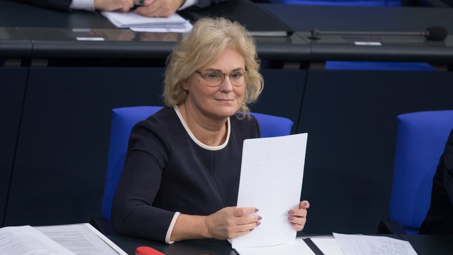Justizministerin Christine Lambrecht will es einfacher machen, Hass im Netz zu melden. (Foto: Jörg Carstensen/dpa) NetzDG-Update: Nutzer sollen Hass-Posts einfacher melden können