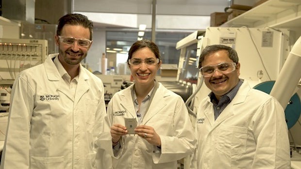 Das Forscherteam mit dem Lithium-Schwefel-Akku. (Foto: Monash University) Neuer Super-Akku verspricht 1.000 Kilometer Reichweite für E-Autos
