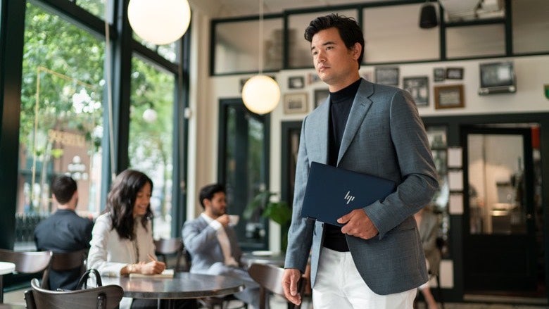 Digitaler Nomade: Wer im Café arbeitet, muss darauf achten, keine persönlichen Informationen preiszugeben. (Foto: HP) Geschäftliche Videocalls in der Öffentlichkeit: Was darf ich sagen, wenn mir Fremde zuhören?