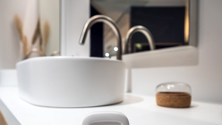 Der Smartthings Water Leak Sensor schlägt Alarm, wenn sich beispielsweise unter dem Waschtisch oder der Waschmaschine eine Pfütze bildet. (Foto: t3n)