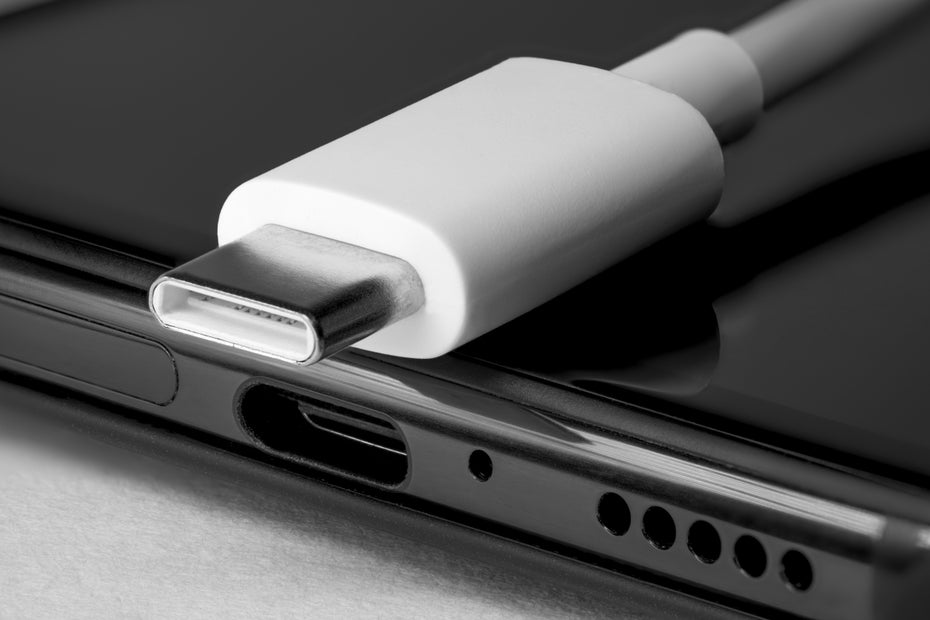 Smartphone mit USB-C-Anschluss. (Foto: Shutterstock)