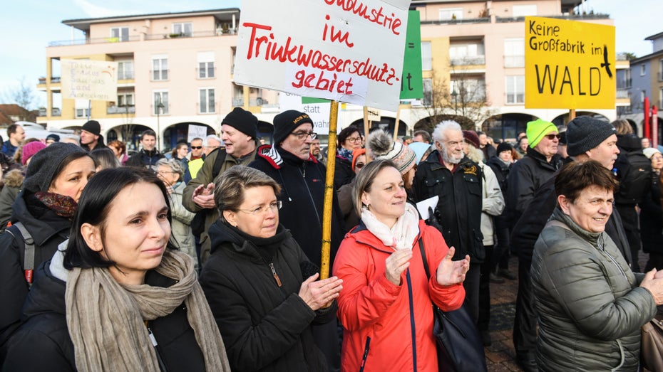 Tesla stimmt Grundstückskauf zu – Bürger protestieren