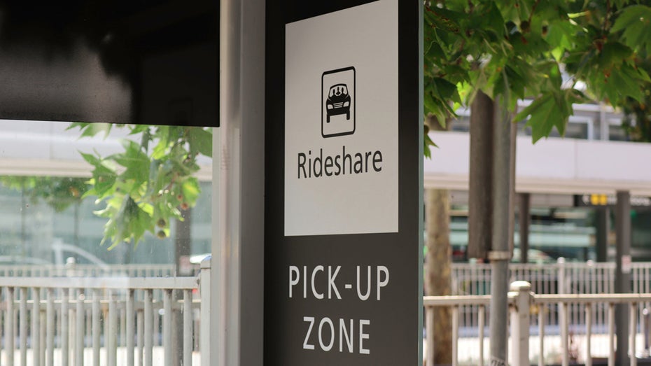 Rideshare-Abholzonen wie diese gibt es mittlerweile an vielen Flughäfen. (Foto: Shutterstock) Ride-Sharing und die Umwelt: Studie wirft kritischen Blick auf die beliebten Fahrangebote