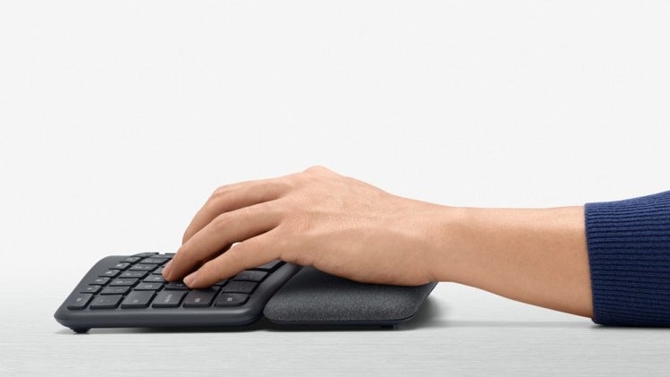 Die Handballenauflage der K860 sorgt für Komfort beim Schreiben. Praktisch: Ihr könnt die Tastatur aufstellen ... (Bild: Logitech)