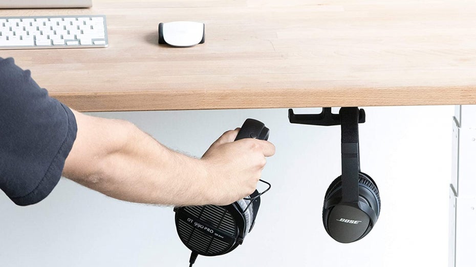 Solche Kopfhörer-Haken können eine Prise mehr Ordnung auf den Schreibtisch bringen . (Bild: Elevation Labs)