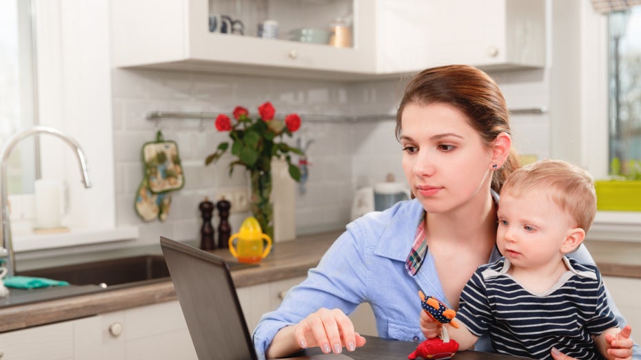 Wenn das Kind krank ist, bleiben aktuell überwiegend die Mütter zu Hause. (Foto: Olimpik / Shutterstock) Wenn das Kind krank ist, bleiben aktuell überwiegend die Mütter zu Hause.