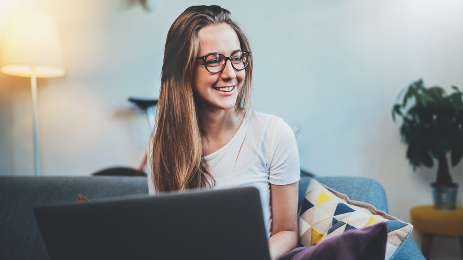 (Foto: Shutterstock / ImYanis) Corona und Psychologie: Wie umgehen mit der Isolation im Homeoffice?