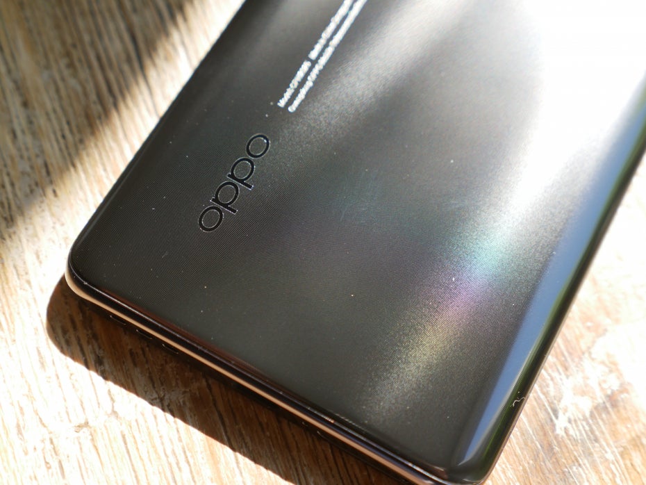 Die Keramikversion des Oppo Find X2 Pro ist leicht geriffelt. (Foto: t3n)