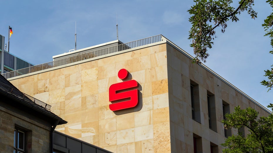 Sparkassen-Filiale. (Foto: Shutterstock) Hamburger Fintech Finexity geht Kooperation mit der Sparkasse ein