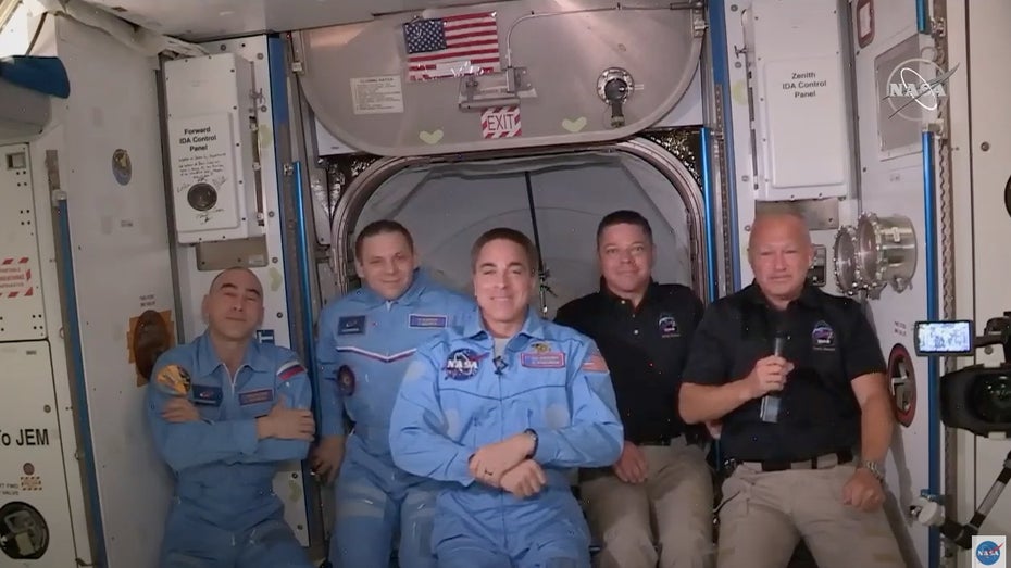 SpaceX-Mission brachte Nasa-Astronauten zur ISS. (Screenshot: Youtube/Nasa, t3n) Erste bemannte SpaceX-Mission: Kapsel an ISS angedockt