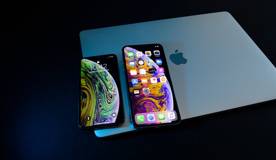 iPhone 11 mit Macbook.