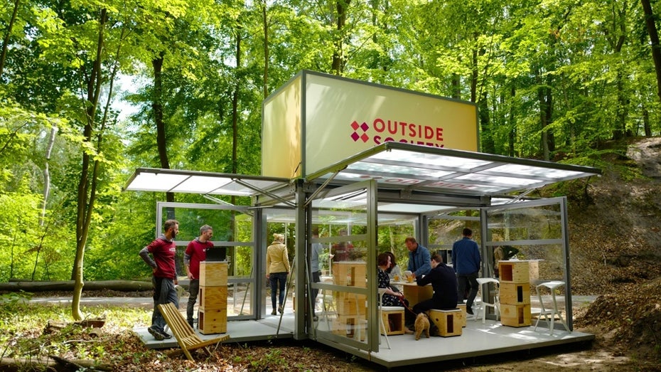 Outside Society bringt das Meeting in den Wald