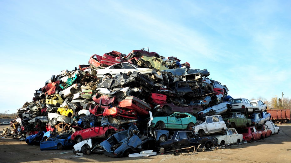 Das Ergebnis einer neuen Abwrackprämie? Abgewrackte Autos. (Foto: Shutterstock) Abwrackprämie 2? Digitalisiert lieber die Schulen!