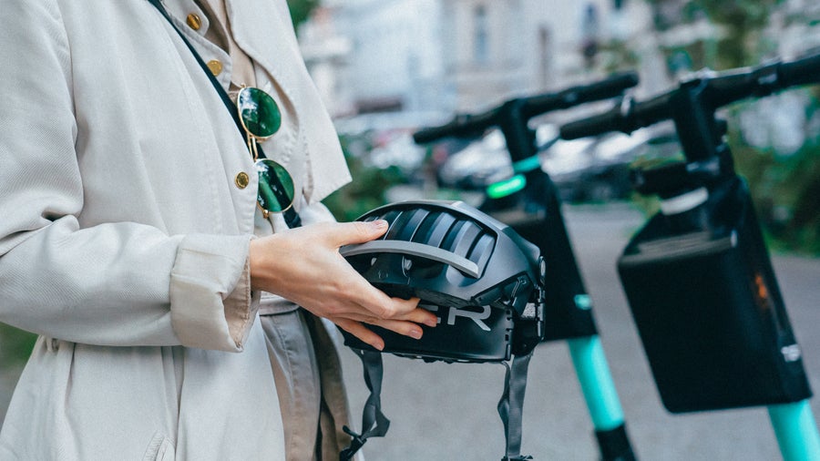 Tier bringt E-Tretroller mit integriertem Klapphelm auf die Straße