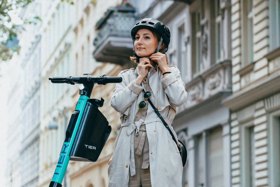 Tier E-Scooter mit integriertem Klapphelm