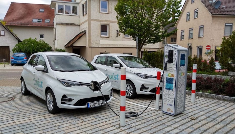 2 Autos von Twist Carsharing stehen an einer Ladestation und laden den Akku auf.