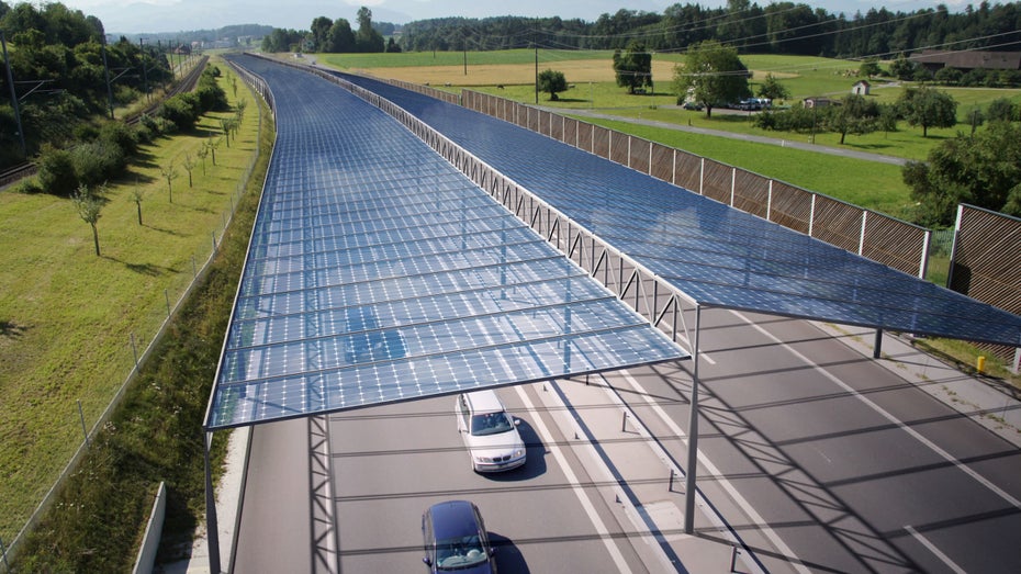 Viel Energie, aber hohe Kosten: Forscher wollen Solardächer über Autobahnen