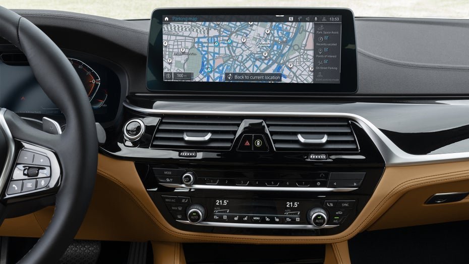 BMW OS 7 mit neuer Parkplatz-Übersicht. (Foto BMW)