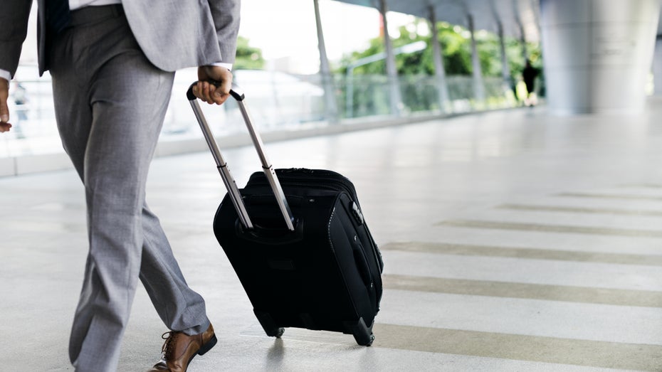Ein Geschäftsmann mit Reisekoffer. Sieht man dieses Bild zukünftig seltener? (Foto: Rawpixel / Shutterstock) Coronakrise: Unternehmen wollen Dienstreisen auch zukünftig reduzieren