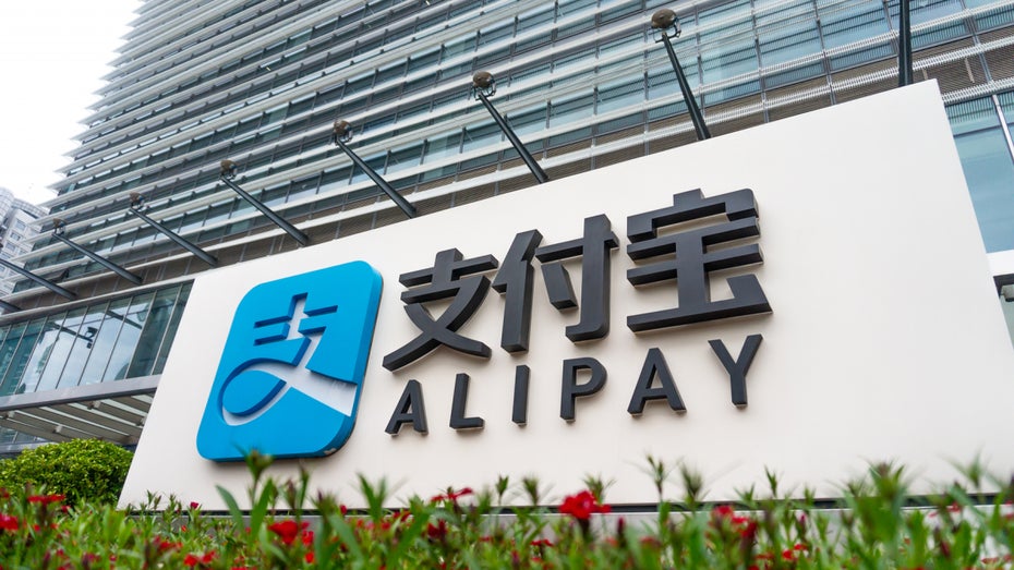 Für Alipay könnte es bald noch enger werden. (Foto: Andy Feng / Shutterstock.com) Alipay: Chinas Regierung will bei Kreditwürdigkeitsprüfung mitwirken